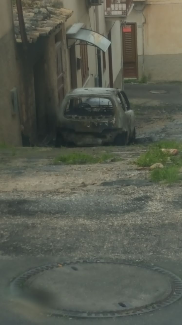 Quattro incendi in una settimana a Villafranca Sicula, appiccato il fuoco anche alle palme della villa comunale