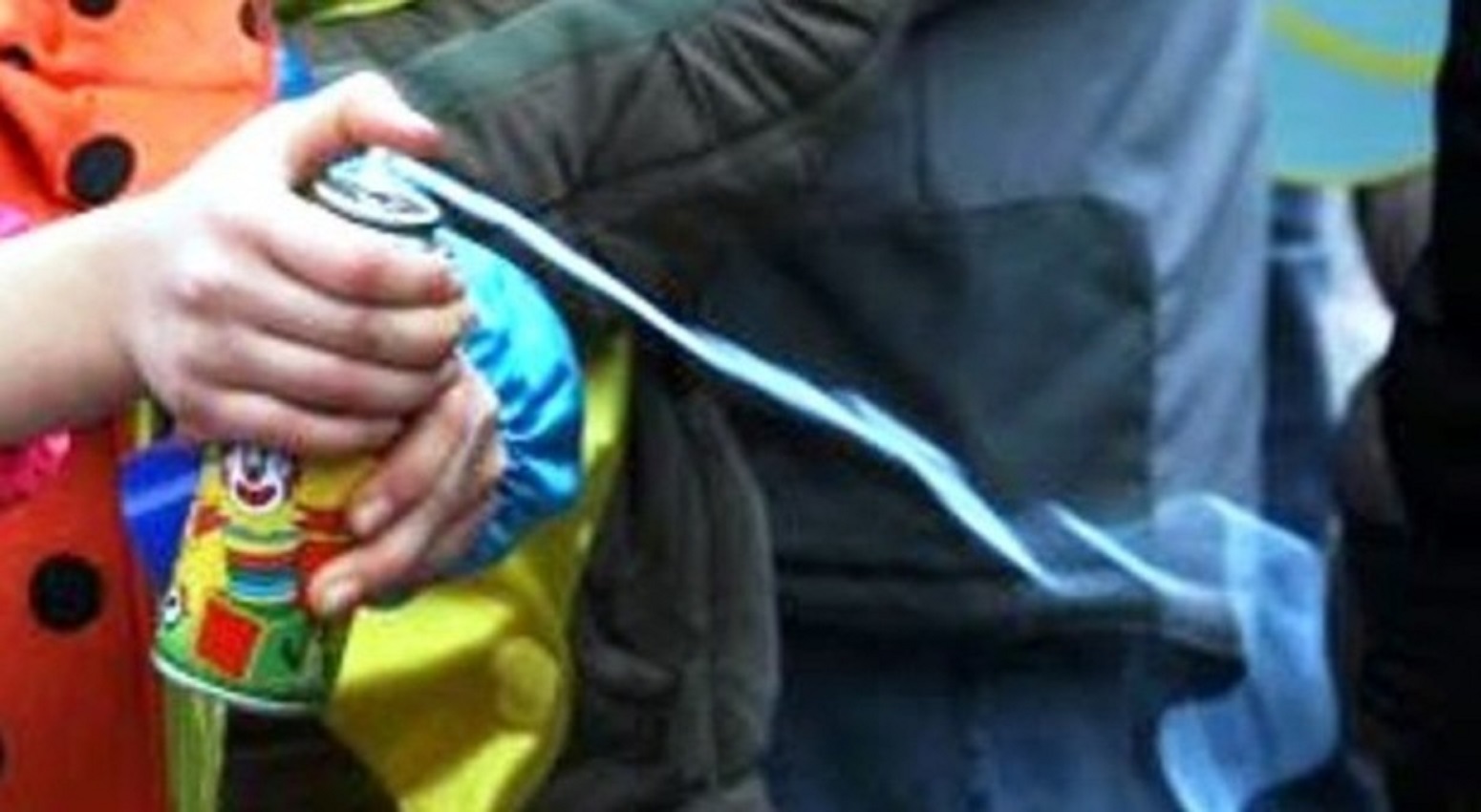 Carnevale. Divieto vendita bombolette spray. Ambulante su Facebook "Abbiamo diritto di lavorare". Ma la misura è della Polizia