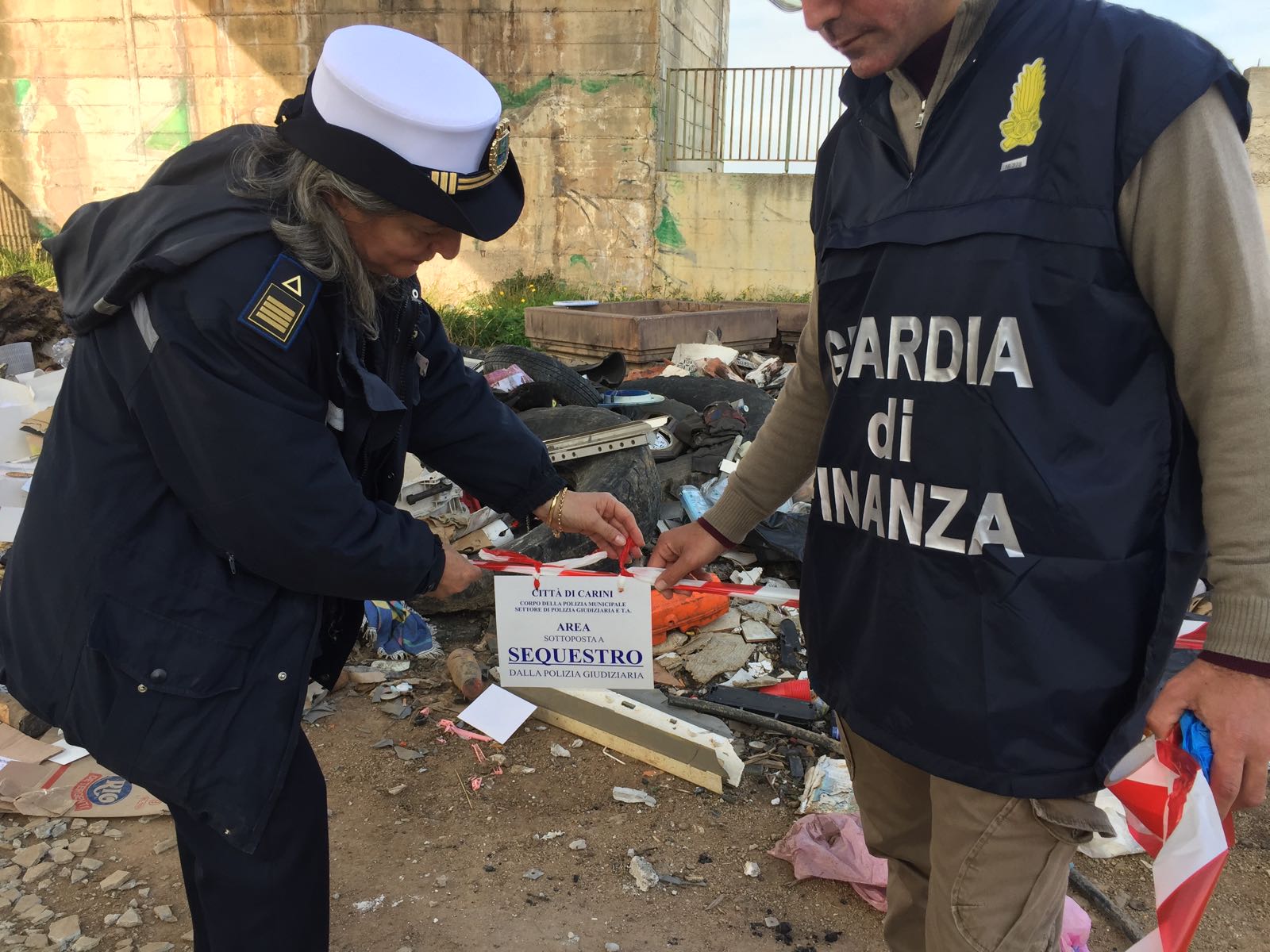 Palermo. Sequestrata a Carini una discarica abusiva. C'era anche amianto. Denunciato il proprietario