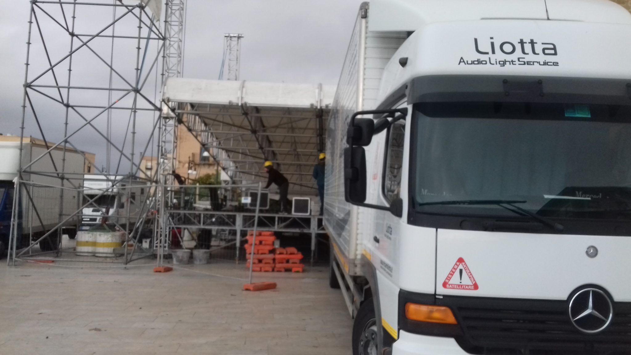 Operazioni di montaggio in piazza Angelo Scandaliato del palco della prossima edizione del Carnevale di Sciacca