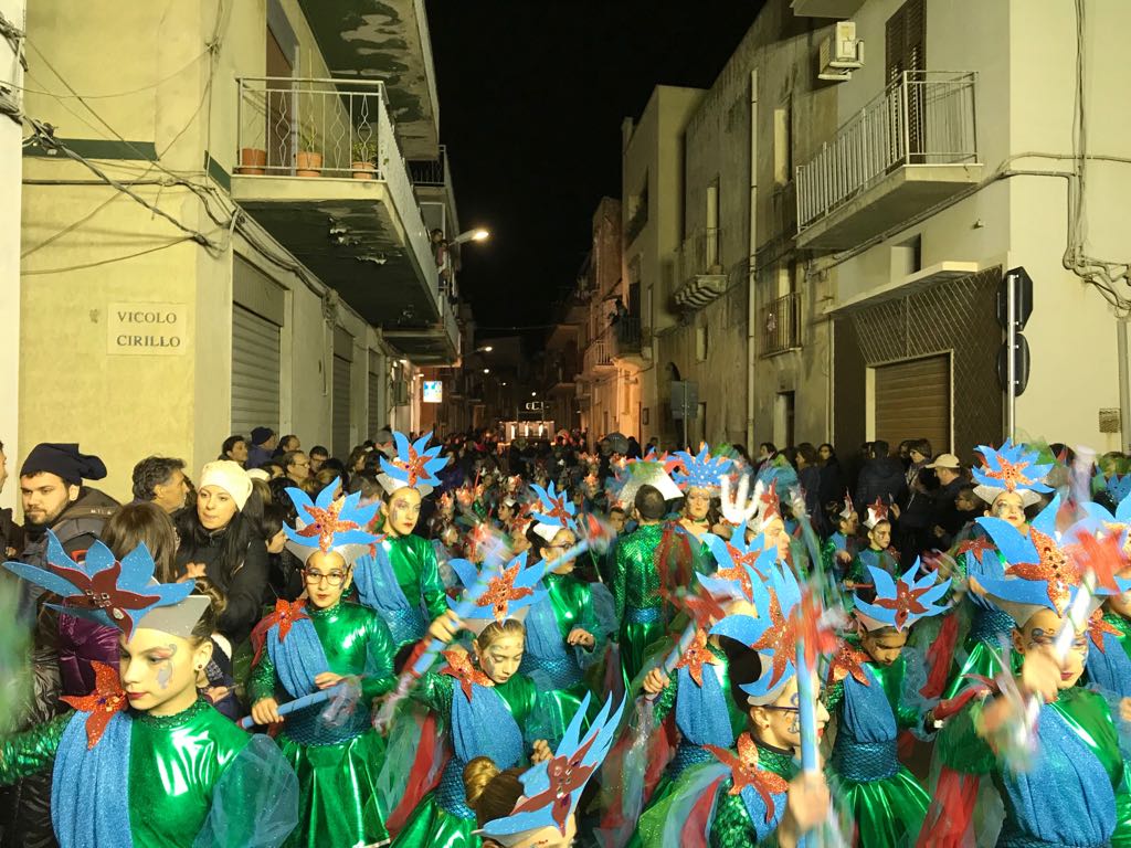 Carnevale di Sciacca al via. Applausi ai gruppi mascherati che hanno sfilato a San Michele