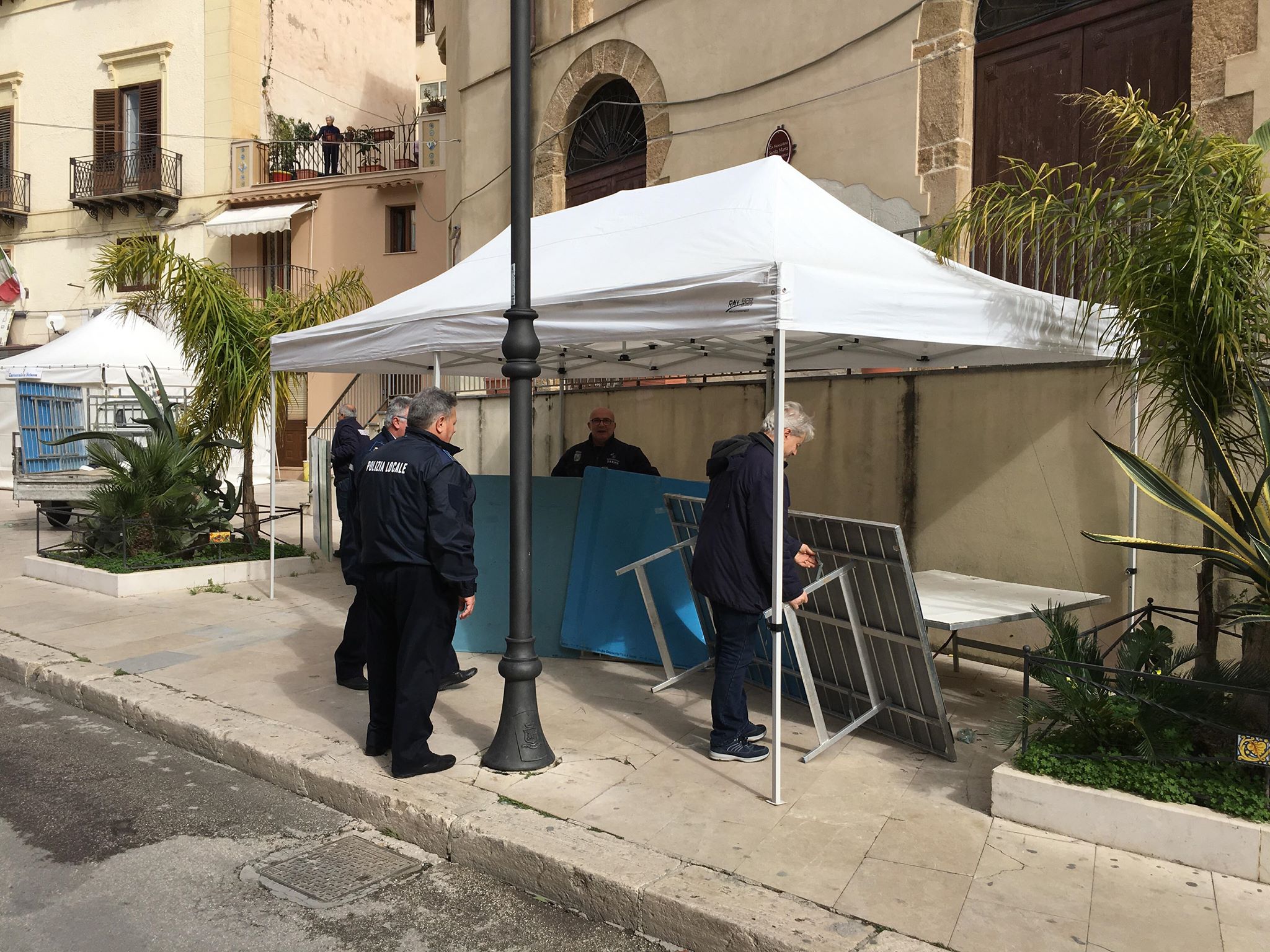 Gazebo abusivo nel circuito mascherato del Carnevale, i vigili urbani sequestrano lo stand