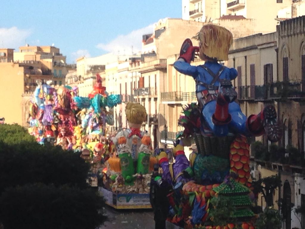 Seconda giornata del Carnevale di Sciacca, carri allegorici in partenza dal Viale Della Vittoria