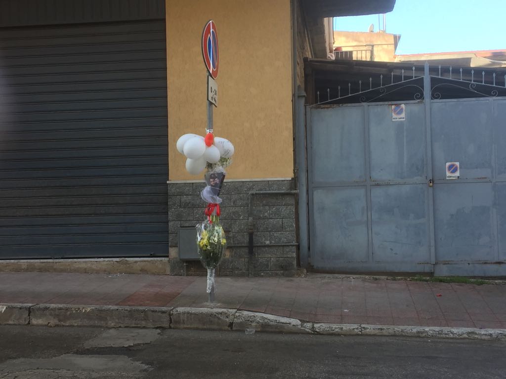 Ultimo saluto a Vincenzo Soldano, il feretro scortato da un corteo di scooter fino al cimitero