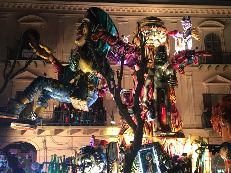 Carnevale di Sciacca, sfilata anticipata di un'ora per evitare la pioggia al terzo giorno di sfilata
