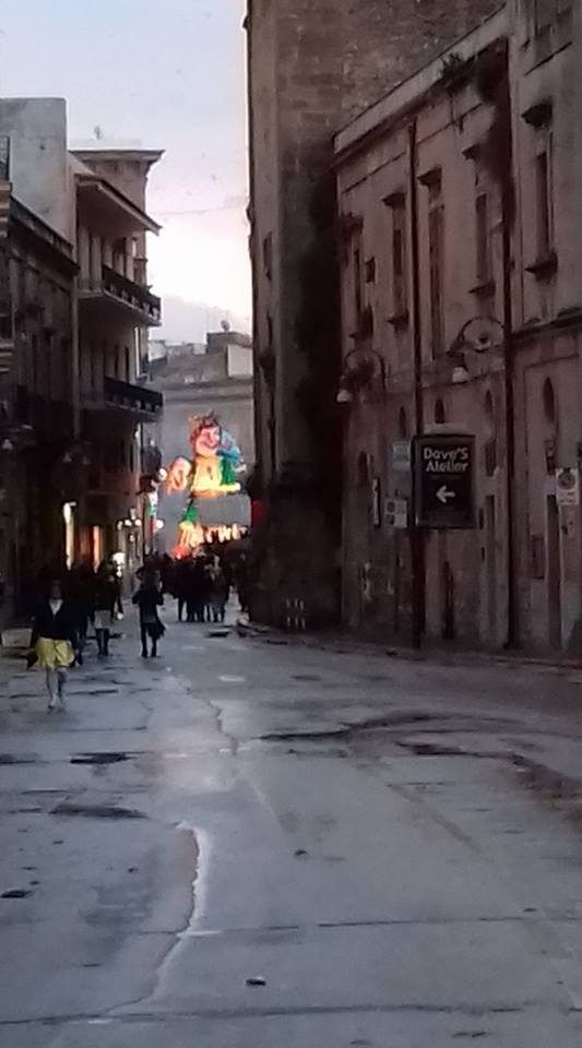 Avvio bagnato del lunedi' di Carnevale, sfilata regolare nonostante il meteo