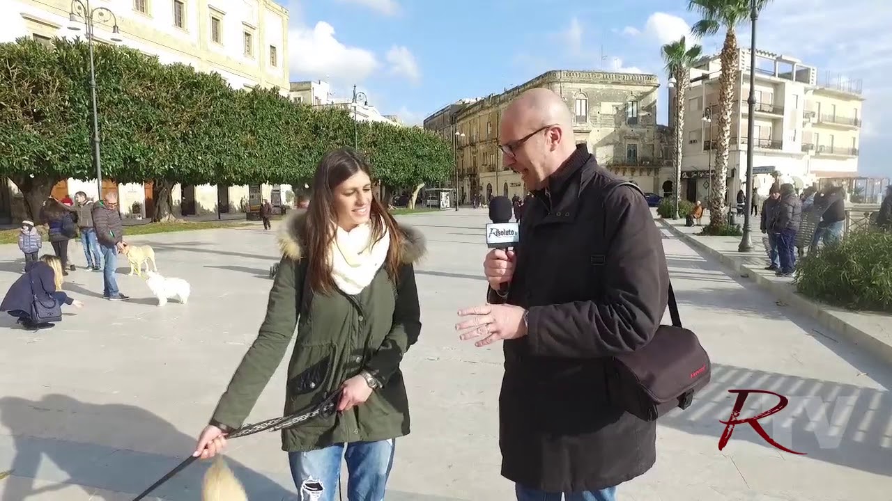 Saccensi a passeggio in piazza con i cani: "Domani staremo a casa"