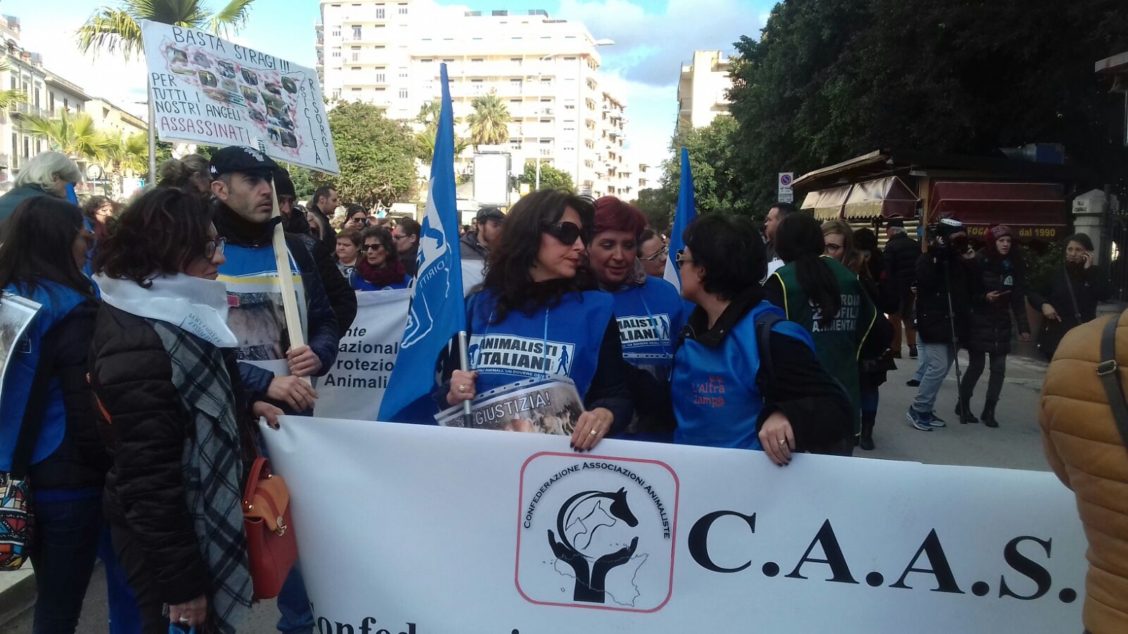 Il leader degli animalisti: "Se la sindaca vuole venire a manifestare sarà la benvenuta"