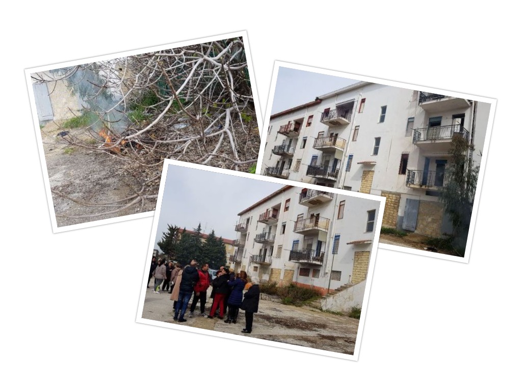Gli ex residenti degli alloggi di via Fani bruciano le schede elettorali