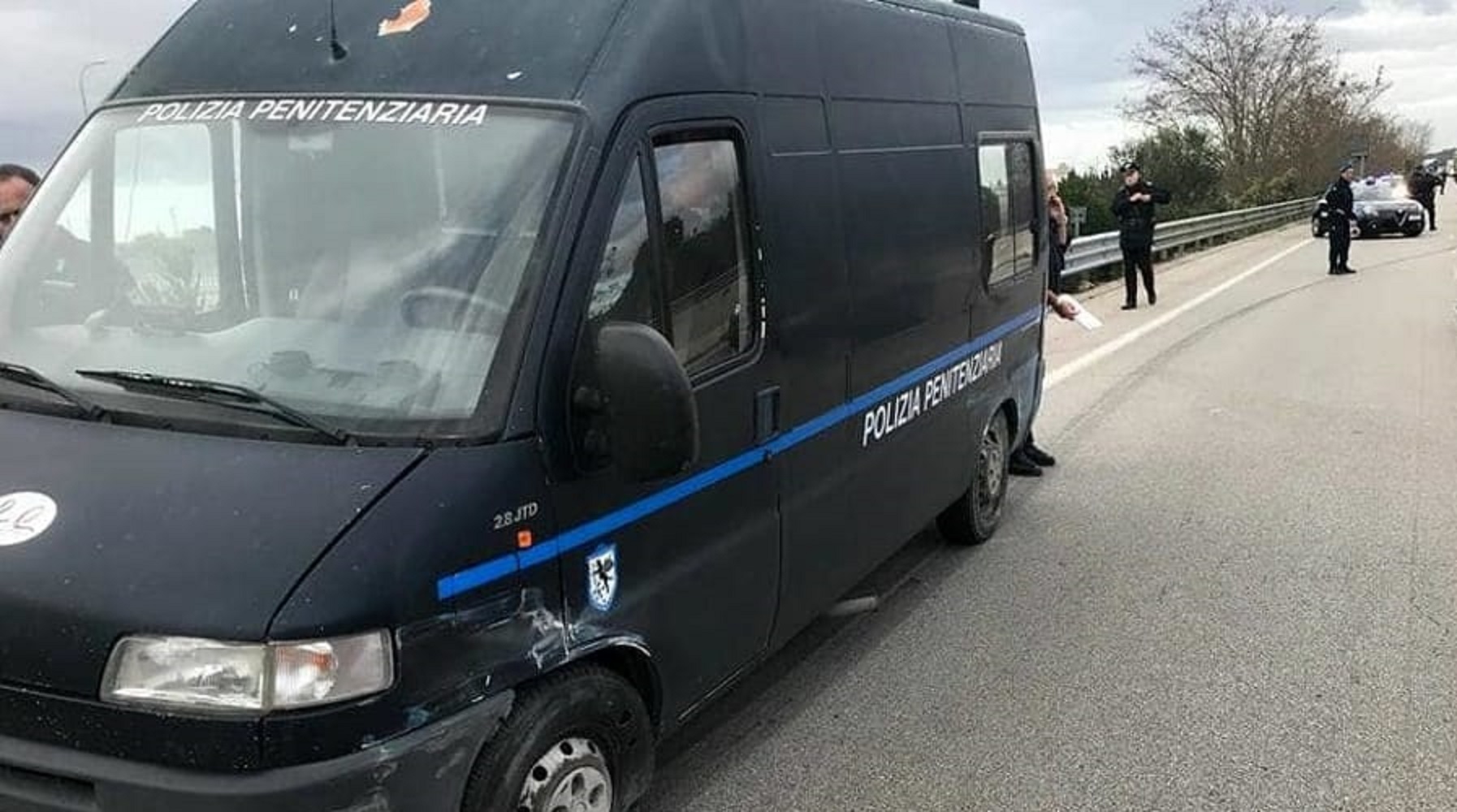 Incidente in galleria stamattina tra cellulare della Polizia penitenziaria e un altro mezzo pesante
