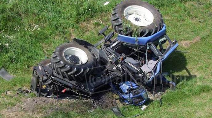 In un burrone col trattore, ferito un riberese