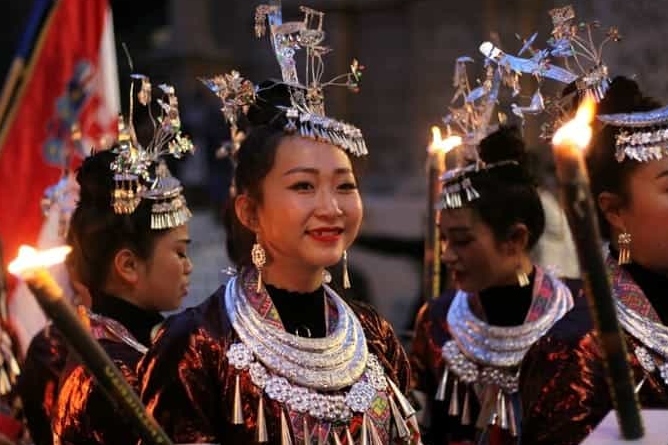Si accascia e muore un ballerino di un gruppo folk, tragedia alla festa del Mandorlo in Fiore