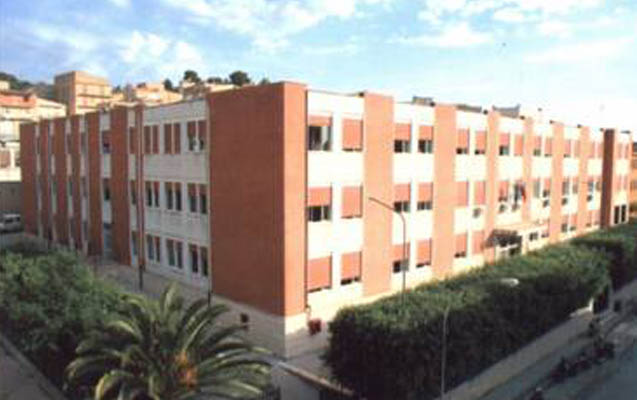 Insegnante colto da malore a scuola, salvato col defibrillatore da una collega
