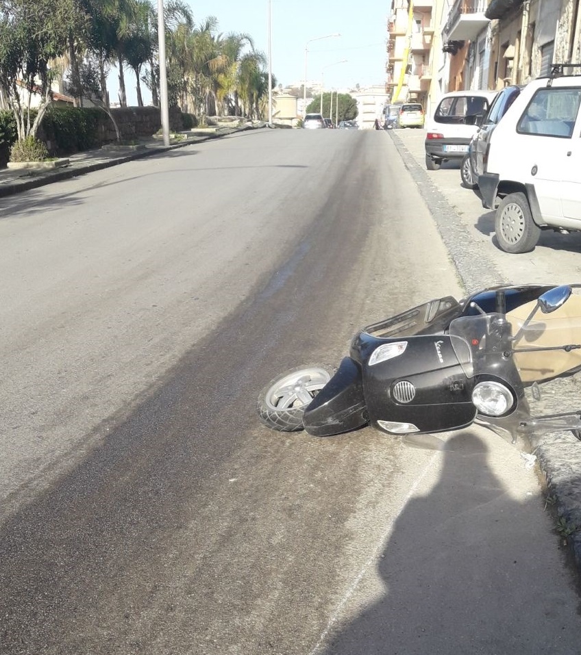 Ragazza scivola con lo scooter in via Fratelli Argento, sull'asfalto scia di liquido riversato da un mezzo