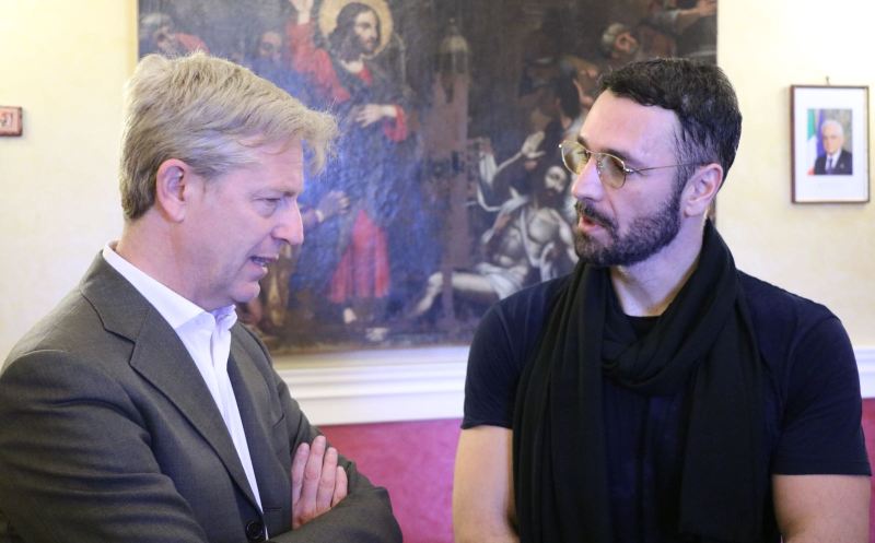 Raoul Bova dimentica gli squilli dei telefoni del pubblico di Catania con una giornata ad Agrigento