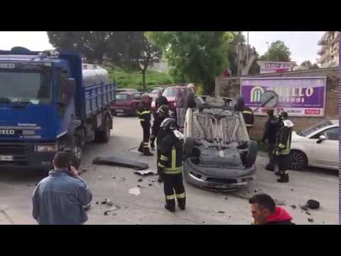 Incidente in via Pompei a Sciacca, auto si ribalta