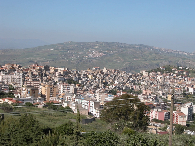 Con in tasca un revolver entra nel municipio di Casteltermini.  In manette un pensionato del luogo