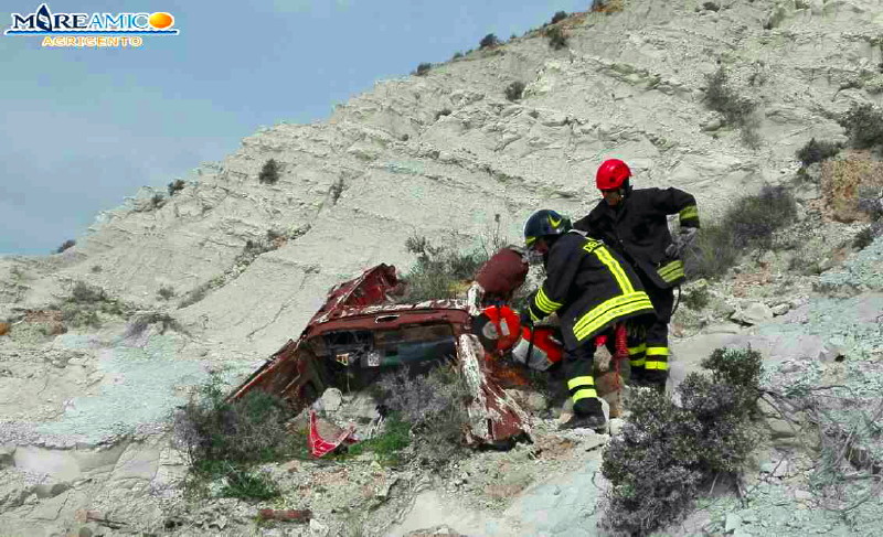 I vigili del fuoco riescono a rimuovere un'auto che era stata scaraventata tra le rocce alla Scala dei Turchi