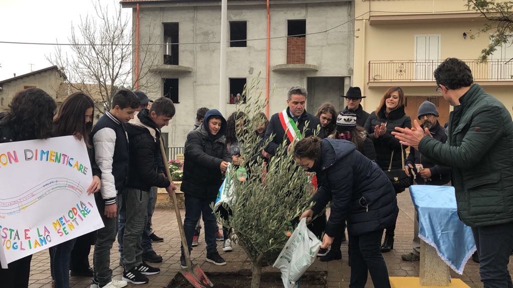 Piantumato albero della legalita' a Lucca Sicula, a dicembre scorso il sindaco aveva bloccato iniziativa di Libera e Pro loco