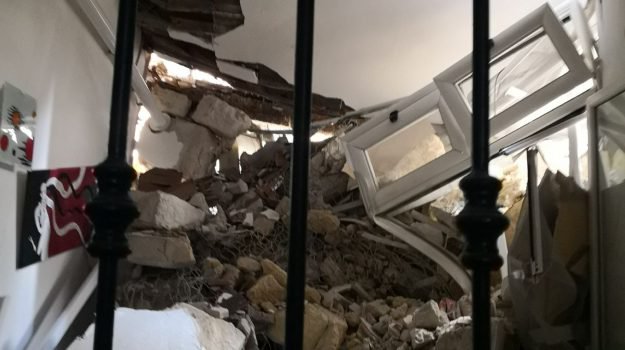 Evitata la tragedia a Erice, frana costone roccioso su abitazioni