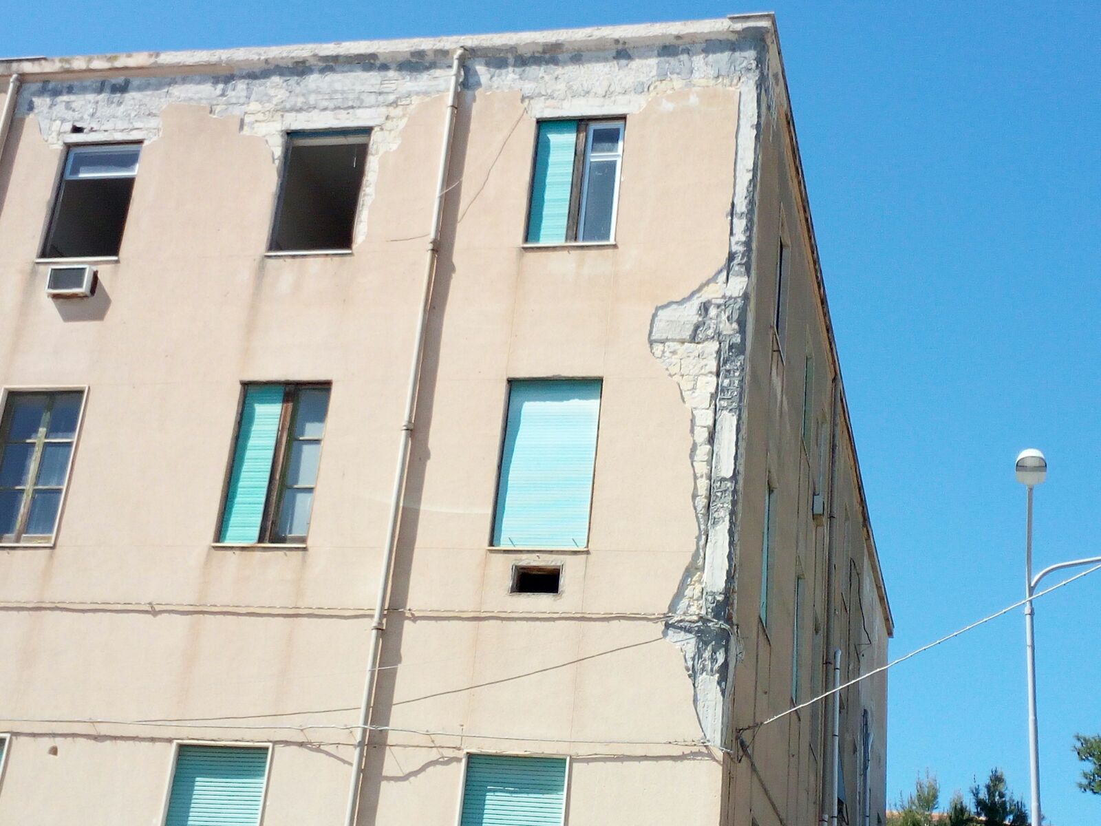 Il degrado del vecchio ospedale di via Figuli: un pessimo biglietto da visita all'ingresso est di Sciacca