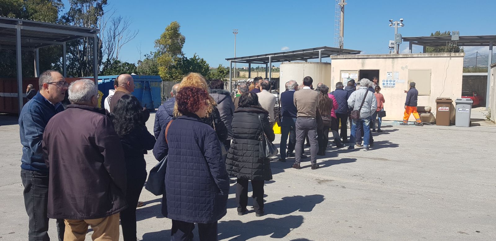 Saccensi in fila per il kit della differenziata, distribuzione a rilento
