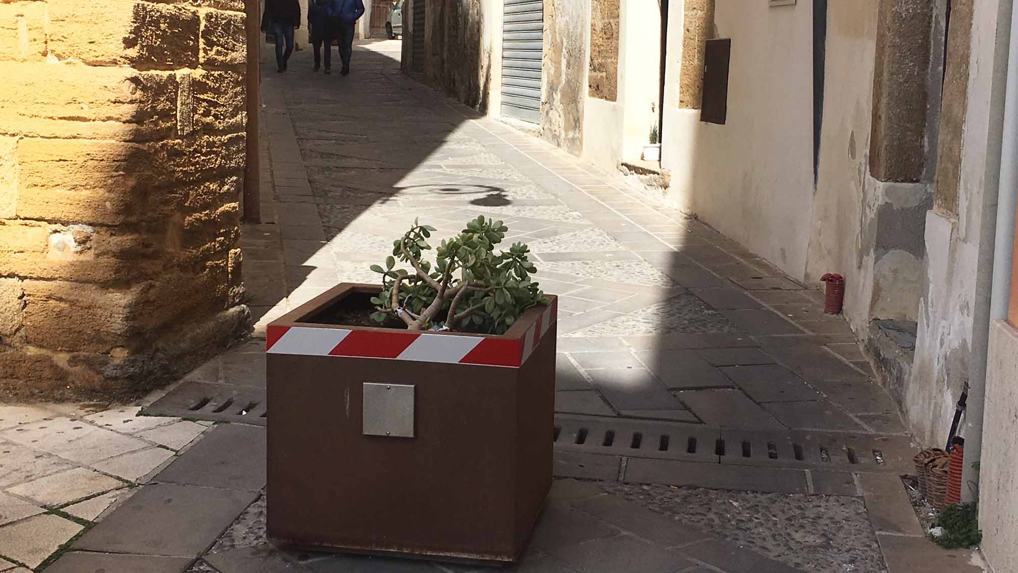 Barriere di sicurezza al posto dei vasi, il consigliere Milioti chiede la sostituzione in via Garibaldi e vicolo Cassar