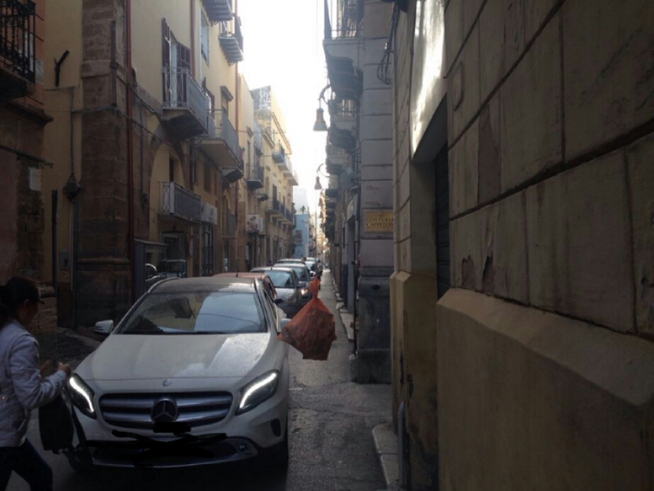 Sacchetto penzolante dal balcone in via Licata, nuovo sistema di raccolta e tornano in auge vecchie abitudini