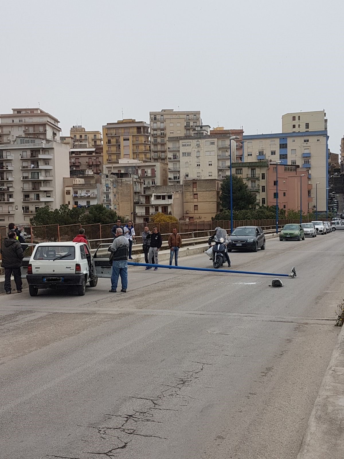 Sfiorata la tragedia, cade palo dell'illuminazione sul ponte della Perriera a Sciacca