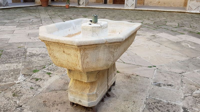Subito riparata dopo il blocco la fontana nell'atrio superiore del palazzo municipale di Sciacca