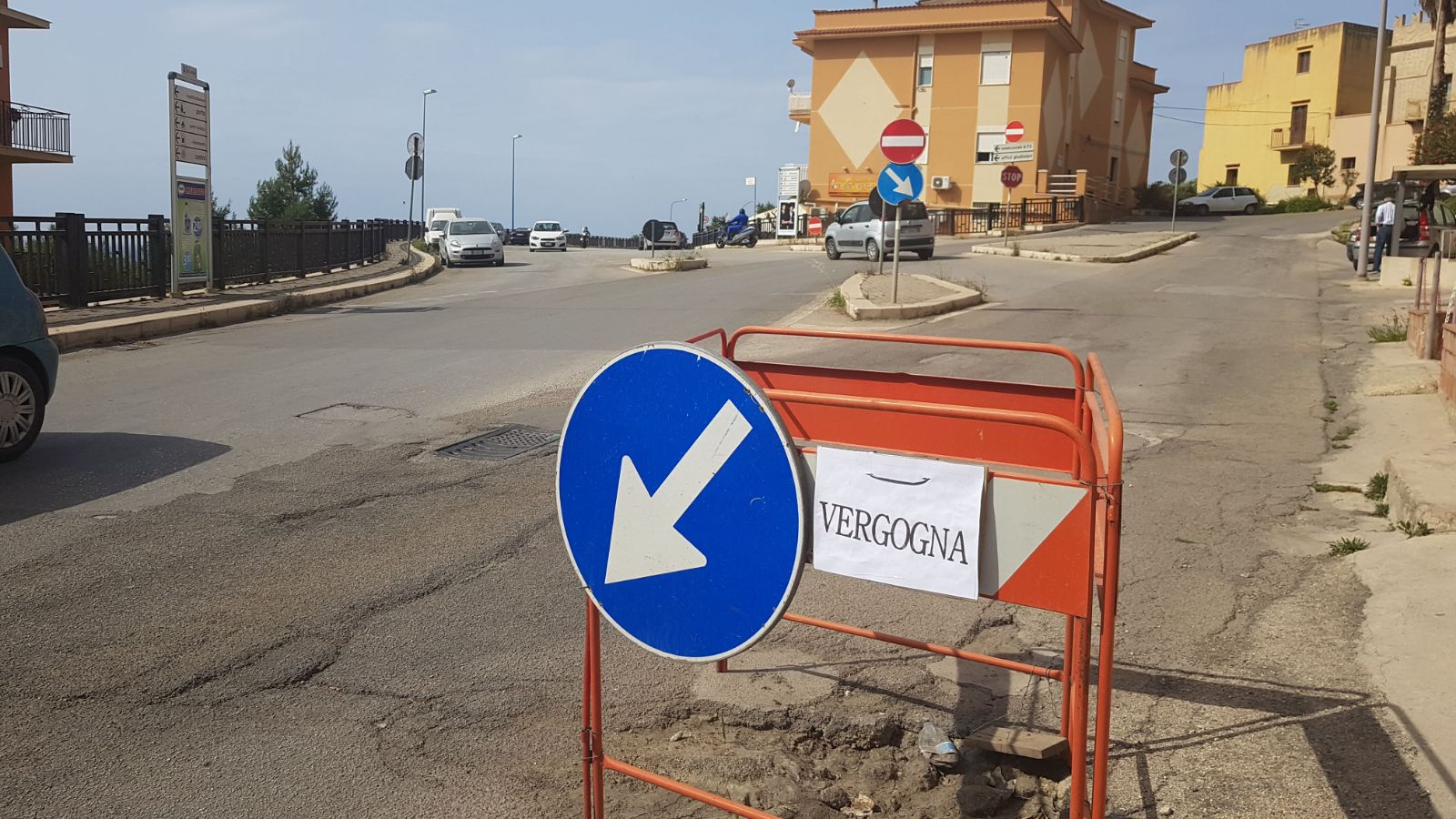 Cittadini protestano contro il cantiere sospeso, compare scritta "vergogna" sulla transenna