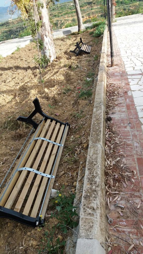 Ribera. Vandali alla villa comunale ripresi dalla videosorveglianza. Appello di Pace ai cittadini