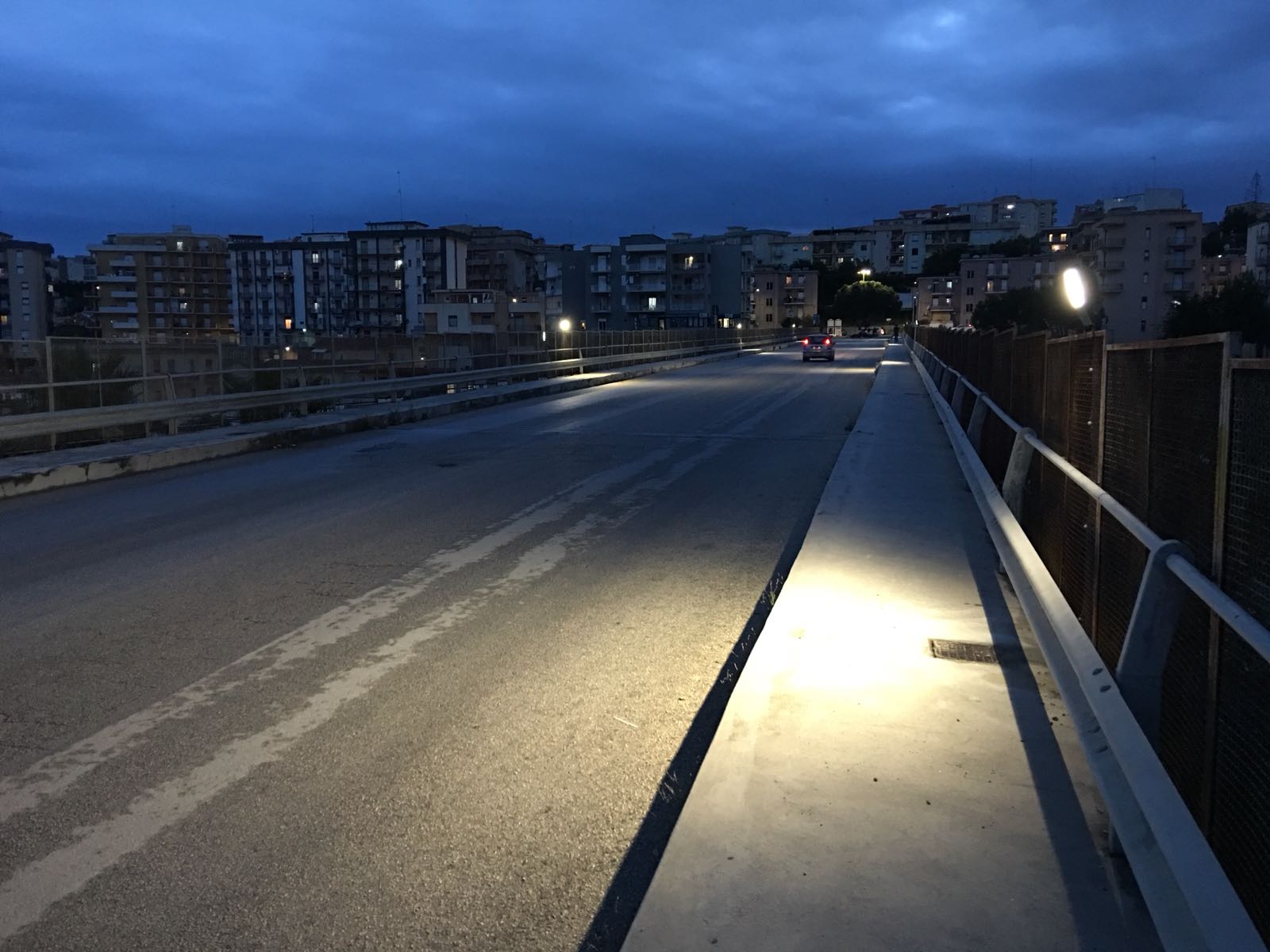 Nuova illuminazione al ponte della Perriera, i pali corrosi sostituiti con dei fari