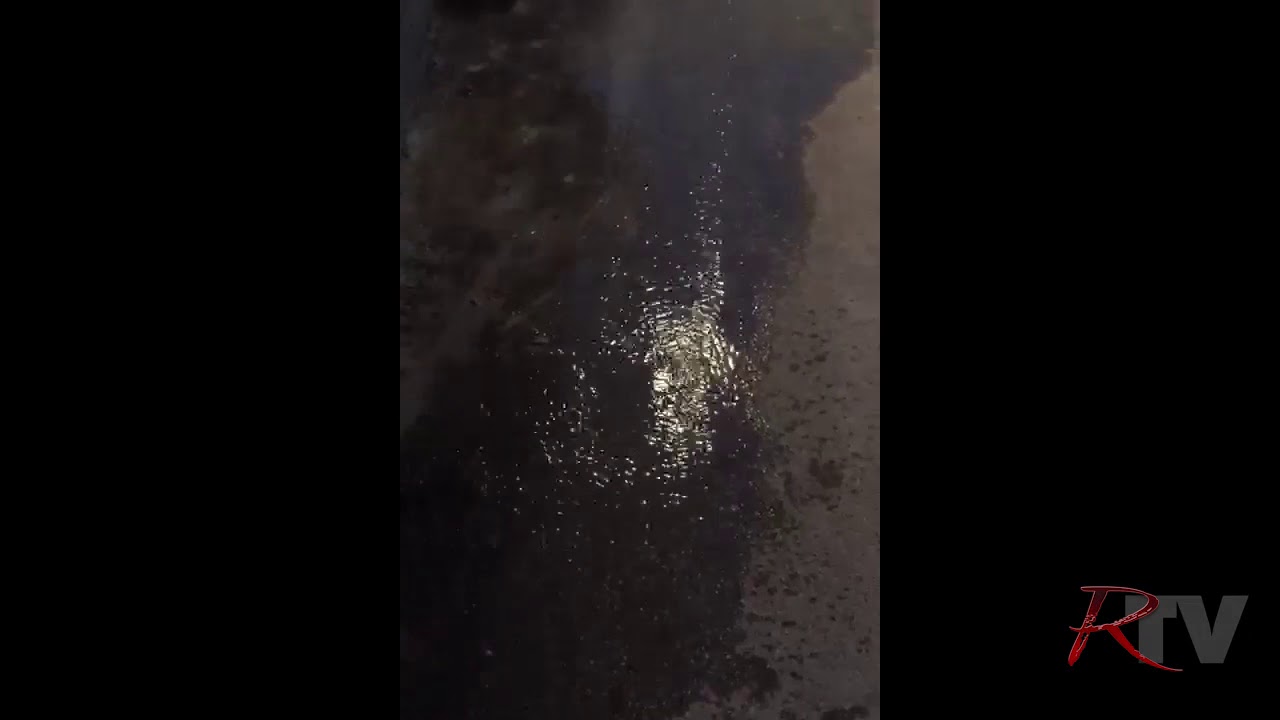 Guasto alla conduttura nei pressi di un'abitazione in centro storico, Girgenti Acque ferma "la fontana" con un masso
