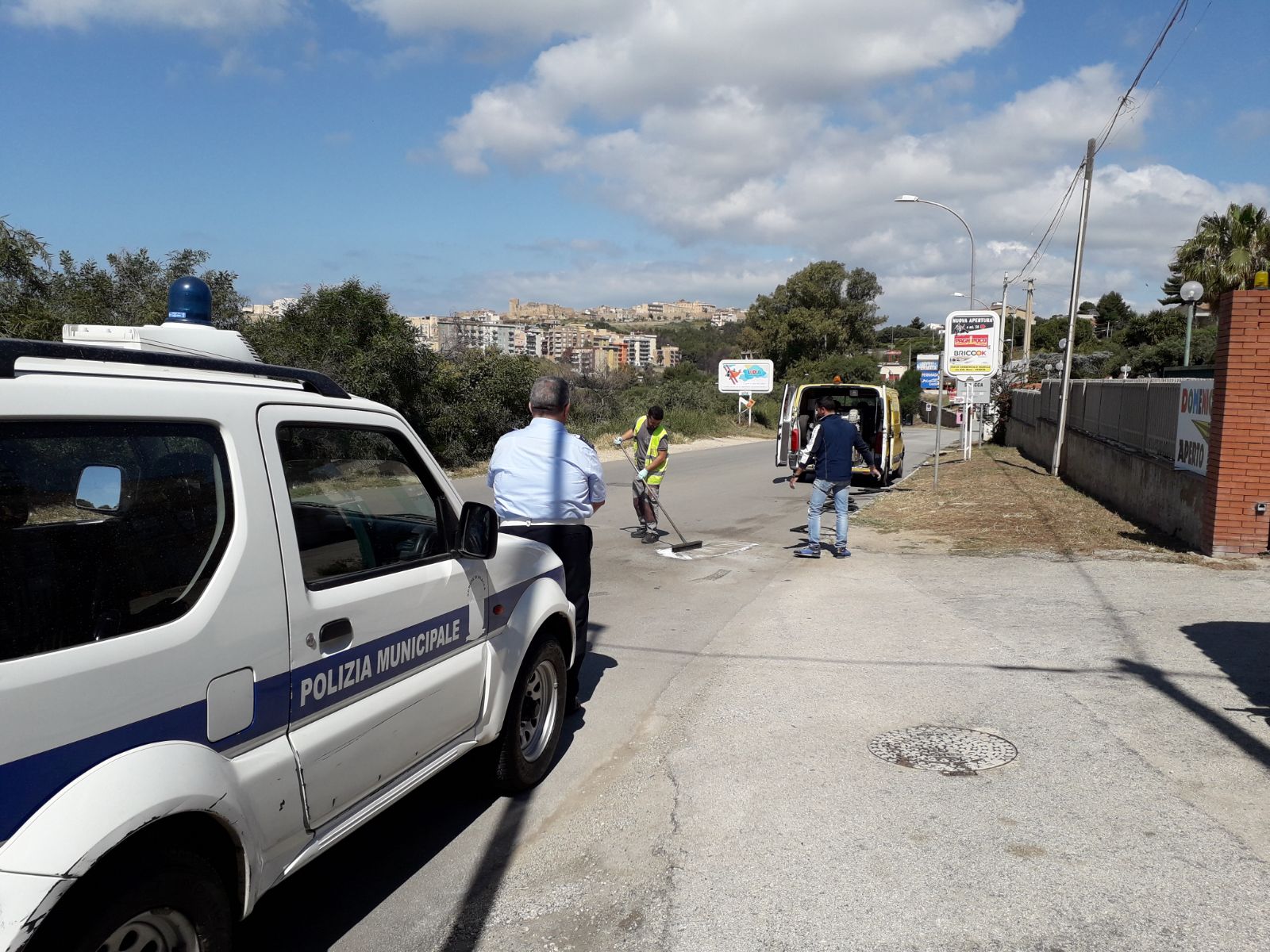 Chiazza di gasolio sull'asfalto del percorso del Giro, intervento immediato per rimuoverla