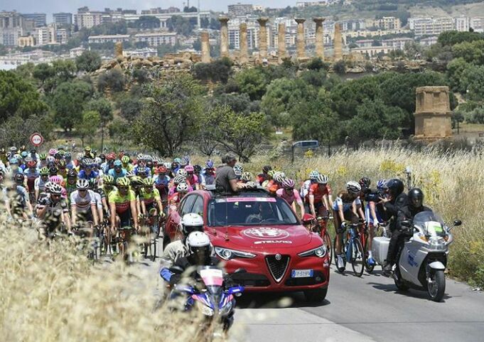 La costa agrigentina protagonista del Giro, magnifiche immagini dall'alto