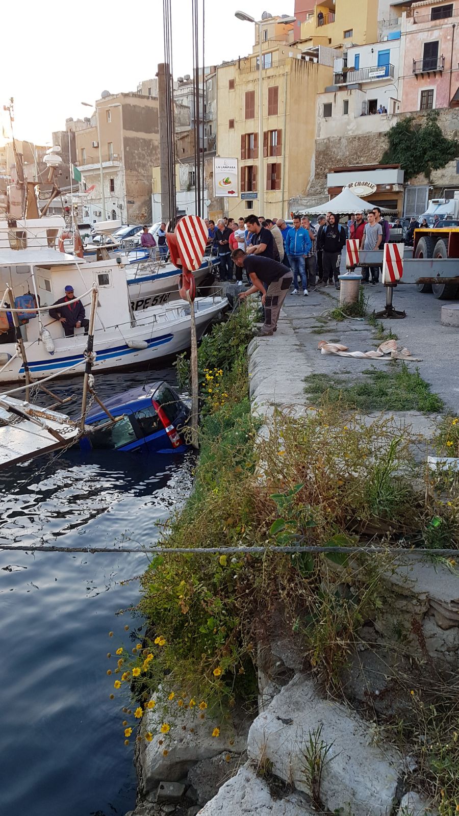 Dimentica di inserire il freno a mano e l'auto finisce in acqua
