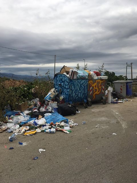 Raccolta rifiuti, a San Calogero cassonetti di prossimita' colmi da giorni