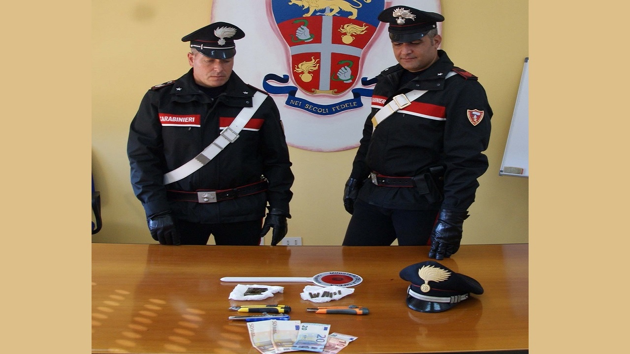 Un etto di hashish in macchina lungo la statale, ai domiciliari due menfitani