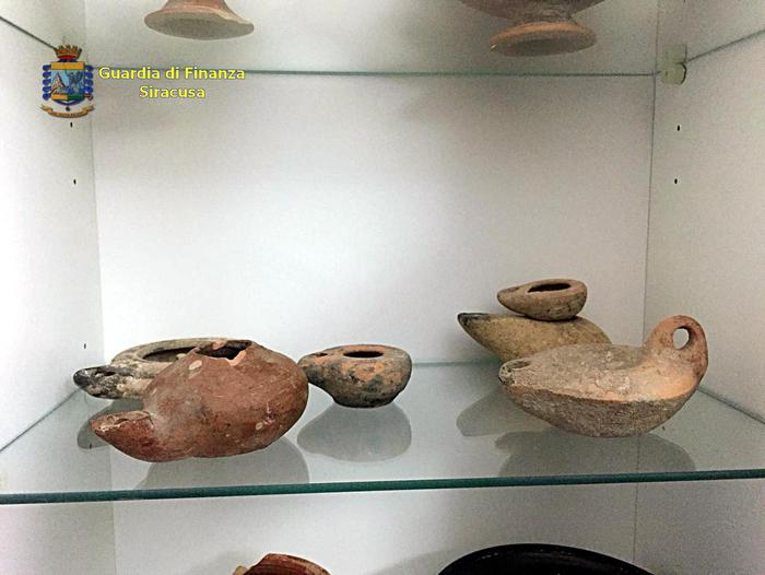 Reperti archeologici in casa di un dirigente regionale, sequestrato il materiale