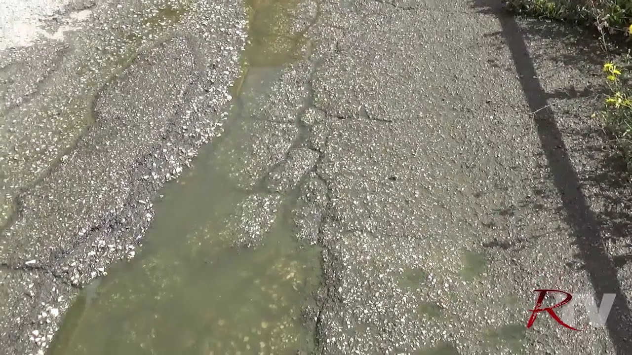 Degrado al villaggio Pescatori a Sciacca: perdite, buche, erbacce, transenne e muri pericolanti
