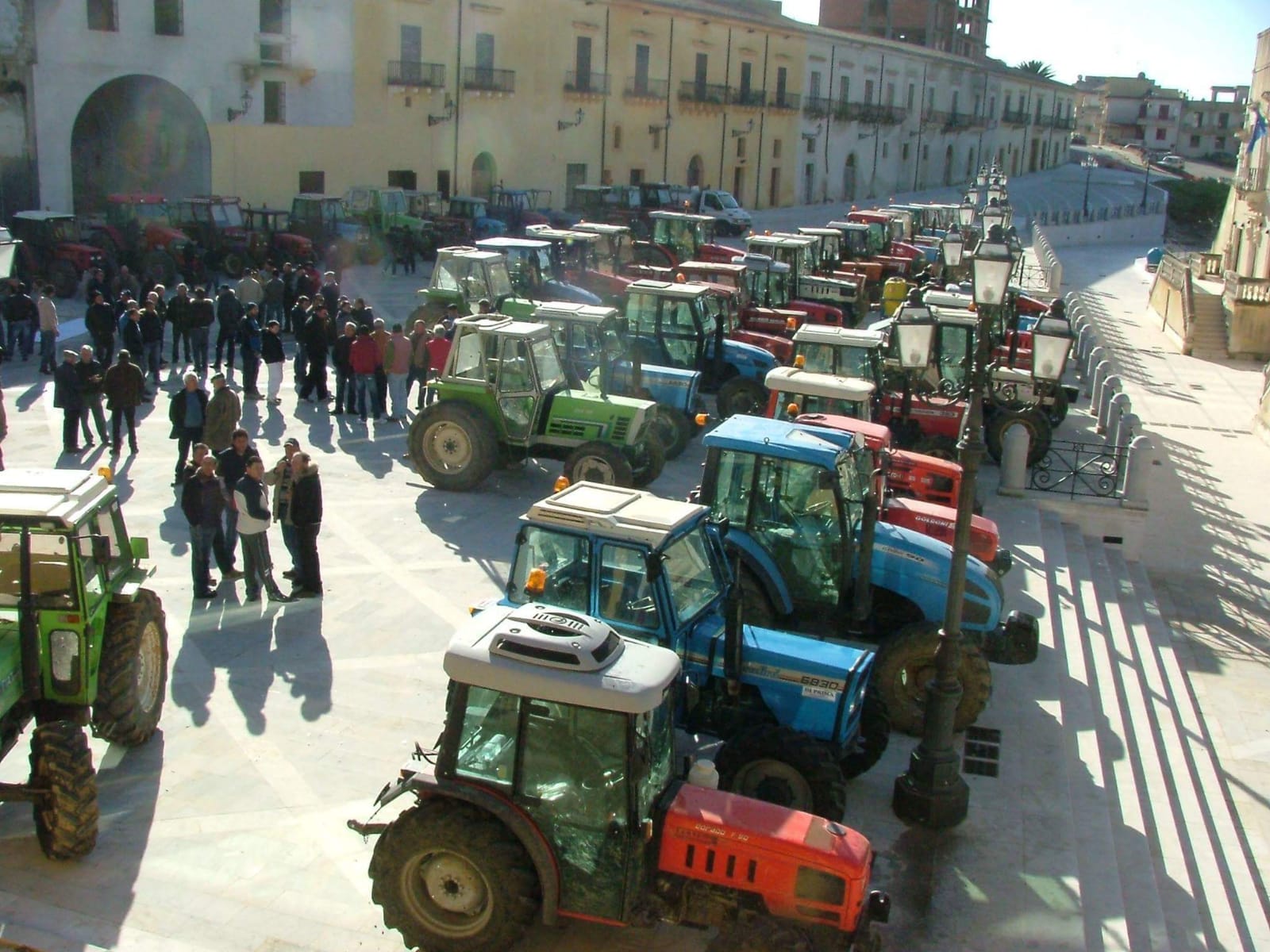A Santa Margherita Belice gli agricoltori scendono in piazza, trattori davanti al municipio
