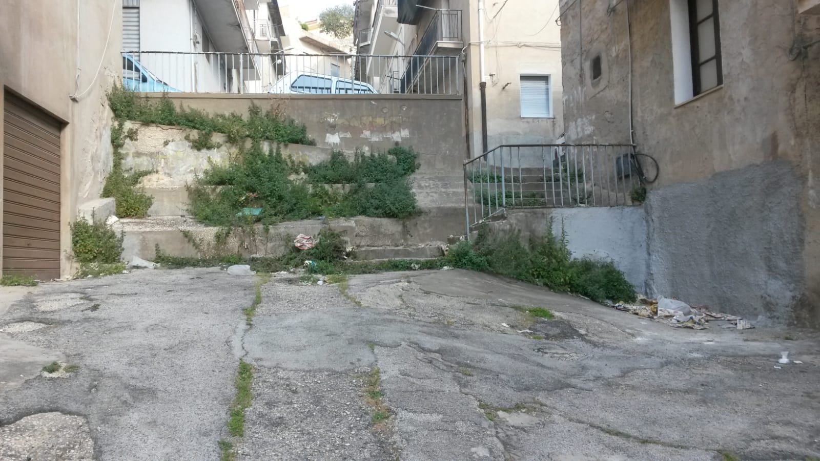 Piazza Dei Martiri piena di erbacce, tornano in azione i volontari di Sciacca Pulita
