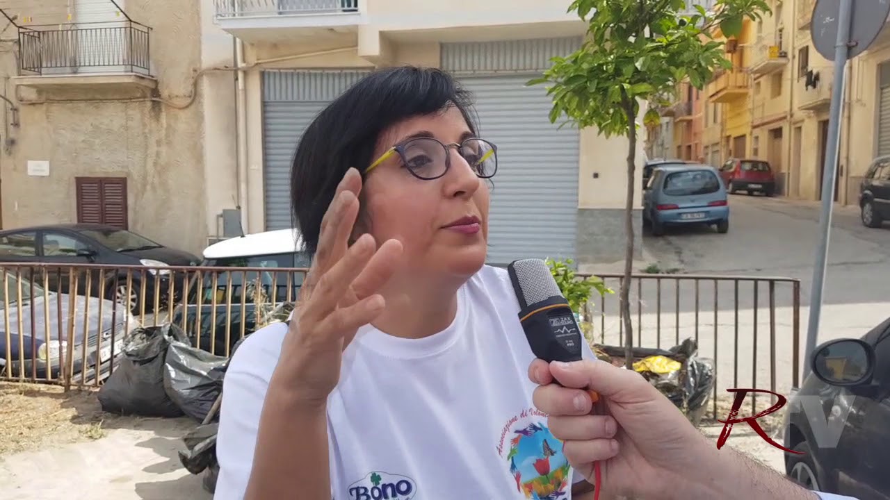 Sciacca Pulita elimina le erbacce da piazza dei Martiri e accusa: "Lo spazzamento delle strade si fa solo in centro storico"