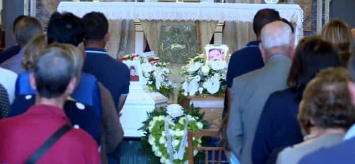 L'addio di Santo Stefano a mamma Stella e al suo piccolo Angelo