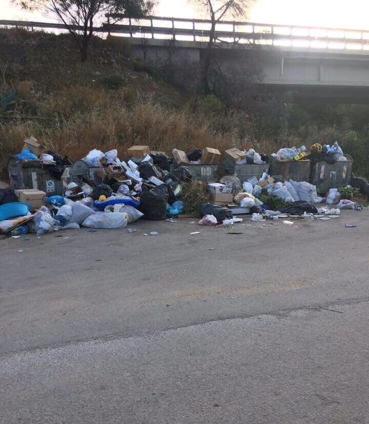 Rifiuti, il Comune: "Domani porta a porta regolare. Rifiuti stradali? Questione di difficile soluzione per responsabilità della Regione"