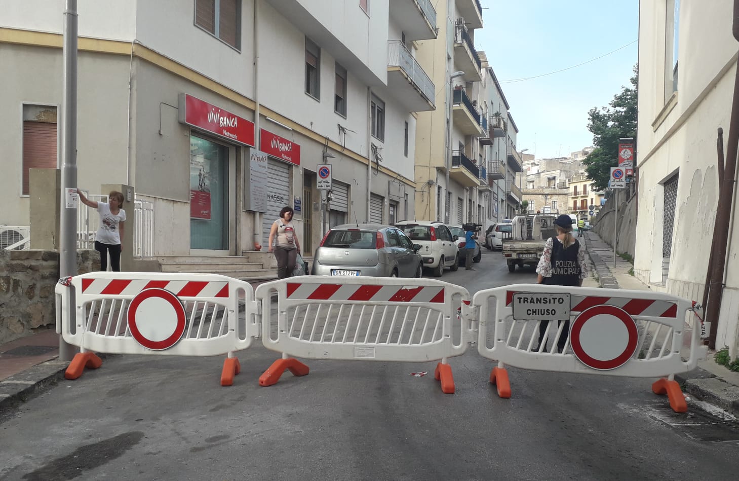 Cede asfalto in via Friscia Maglienti, strada chiusa