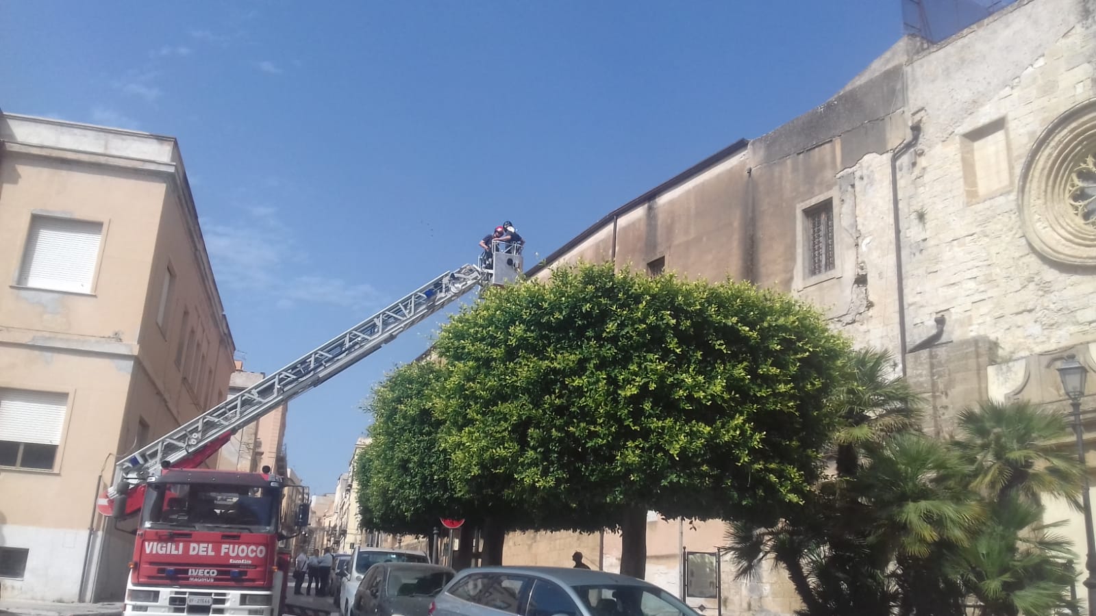 Intervento dei vigili del fuoco in centro, intonaco pericolante dalla facciata del carcere di Sciacca