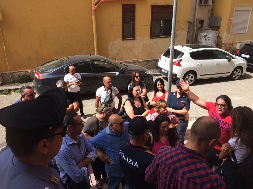 Ex residenti delle case popolari in protesta allo Iacp di Agrigento, manca un certificato