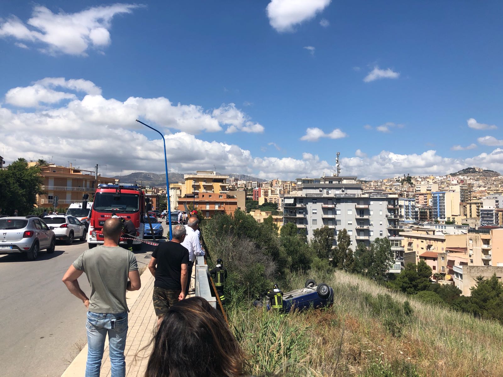 Auto sfonda ringhiera e precipita di sotto in via Allende: ferito non gravemente un giovane di 27 anni